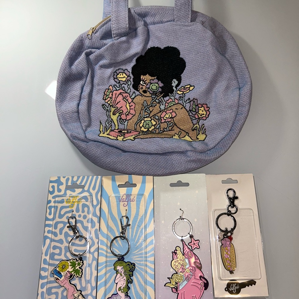 1 blue denim circle pouch + 4 colorful metal keychains